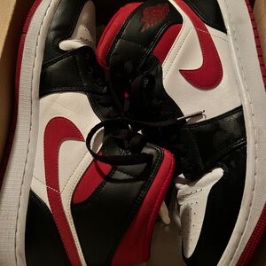 Jordan 1 Mid
Gym Red Black White